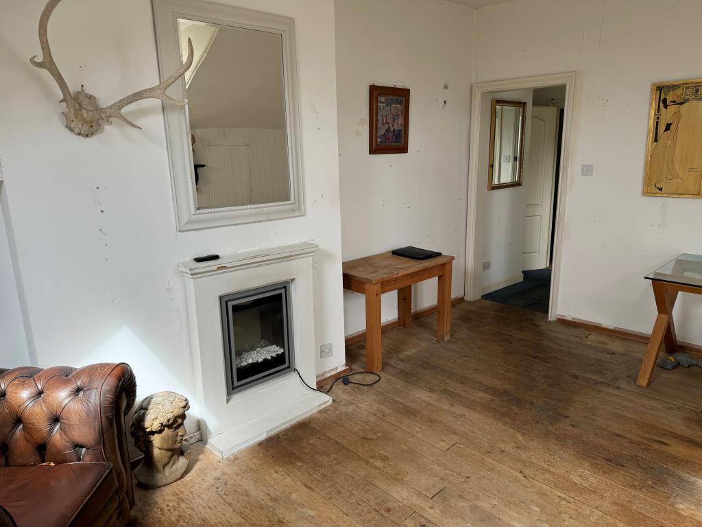 Lot: 118 - TOWN CENTRE FLAT FOR IMPROVEMENT WITH PARKING - Sitting room of the flat